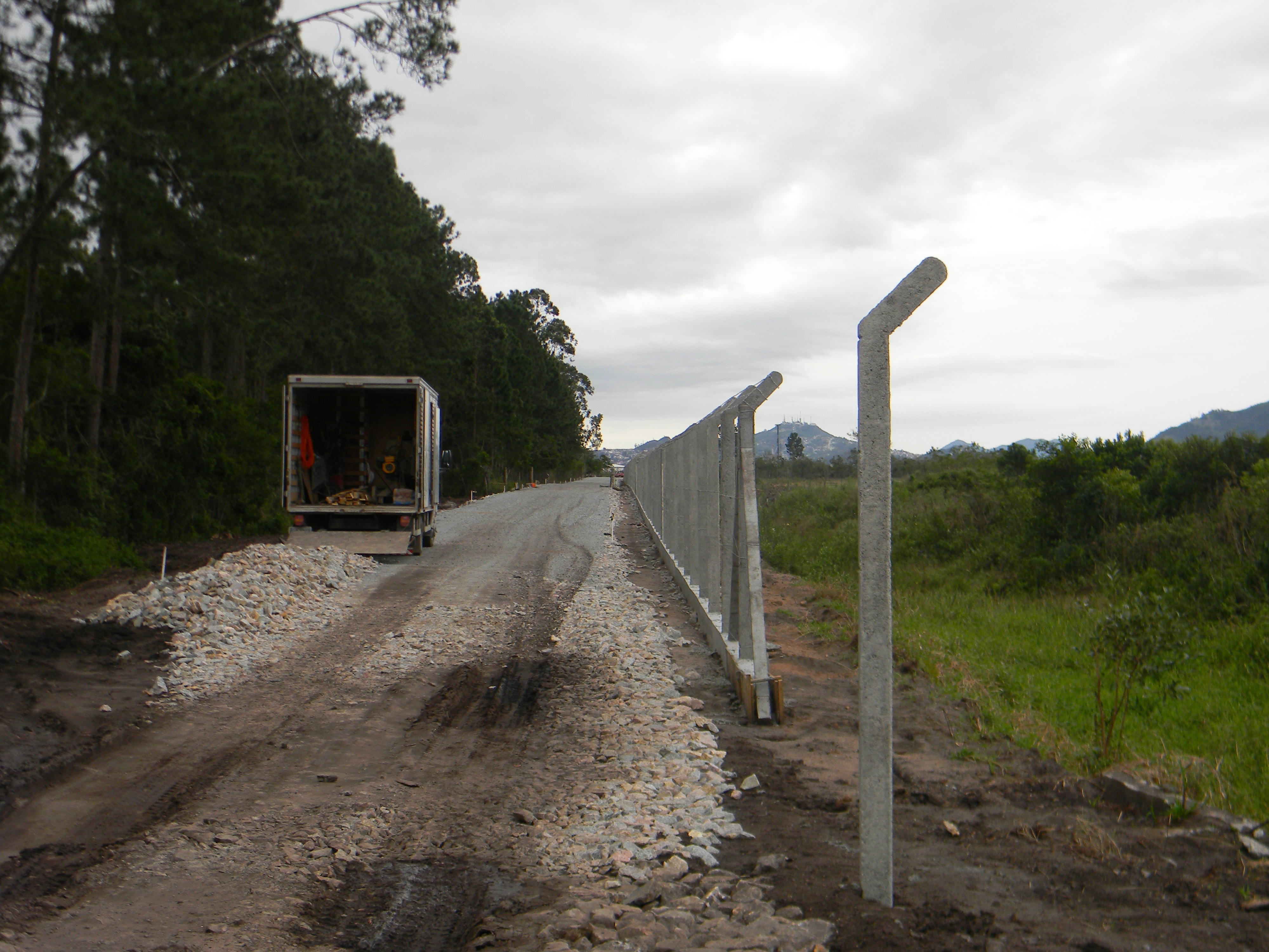 20130729 Fazenda Obras Infraero cascalhamento estrada entrada.jpg