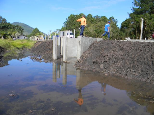 20130805 Fazenda Obras Infraero Comporta saída águas drenagem 014.jpg