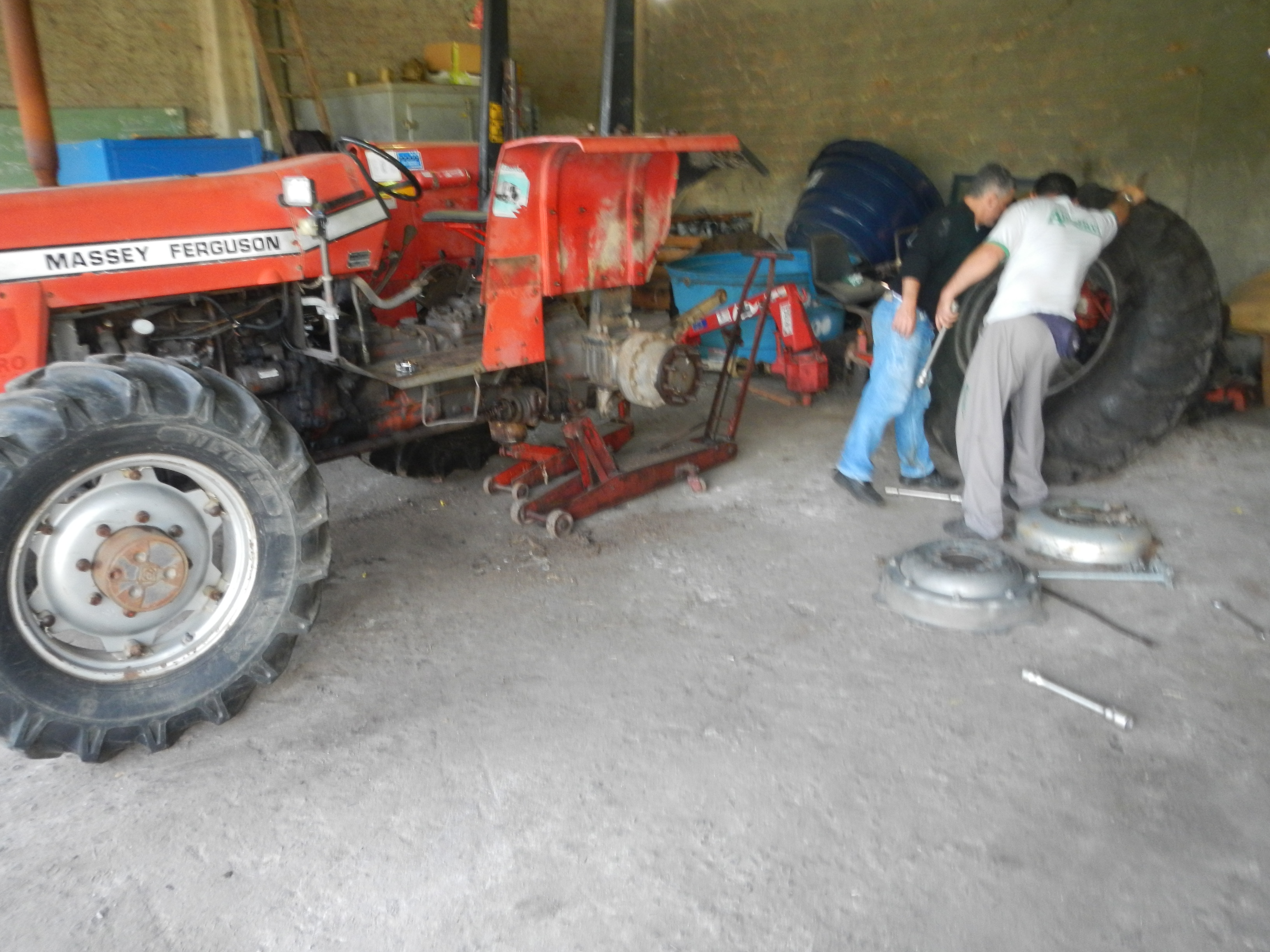 20130809 Fazenda Manutenção Trator Masey troca pneu 001.jpg