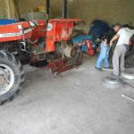 20130809 Fazenda Manutenção Trator Masey troca pneu 001.jpg