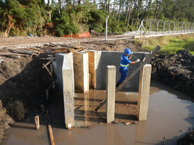 20130809 Fazenda Obras Infraero comporta passagem águas drenagem 008.jpg