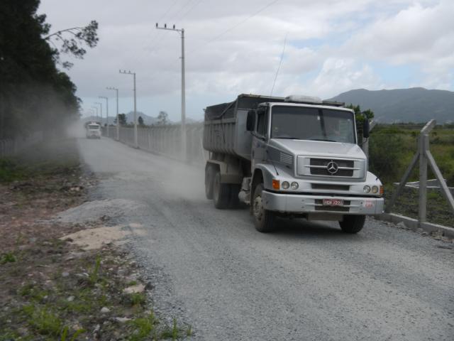 20131107 Fazenda Movimento de caminhões estrada acesso Infraero 001.jpg