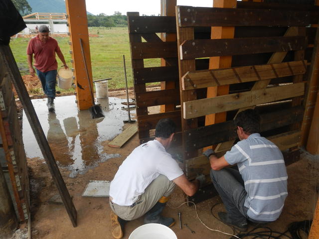 20140625 Fazenda Centro de Manejo Rampa embarque e porteiras 004 Obras Contrução Bovinocultura.jpg