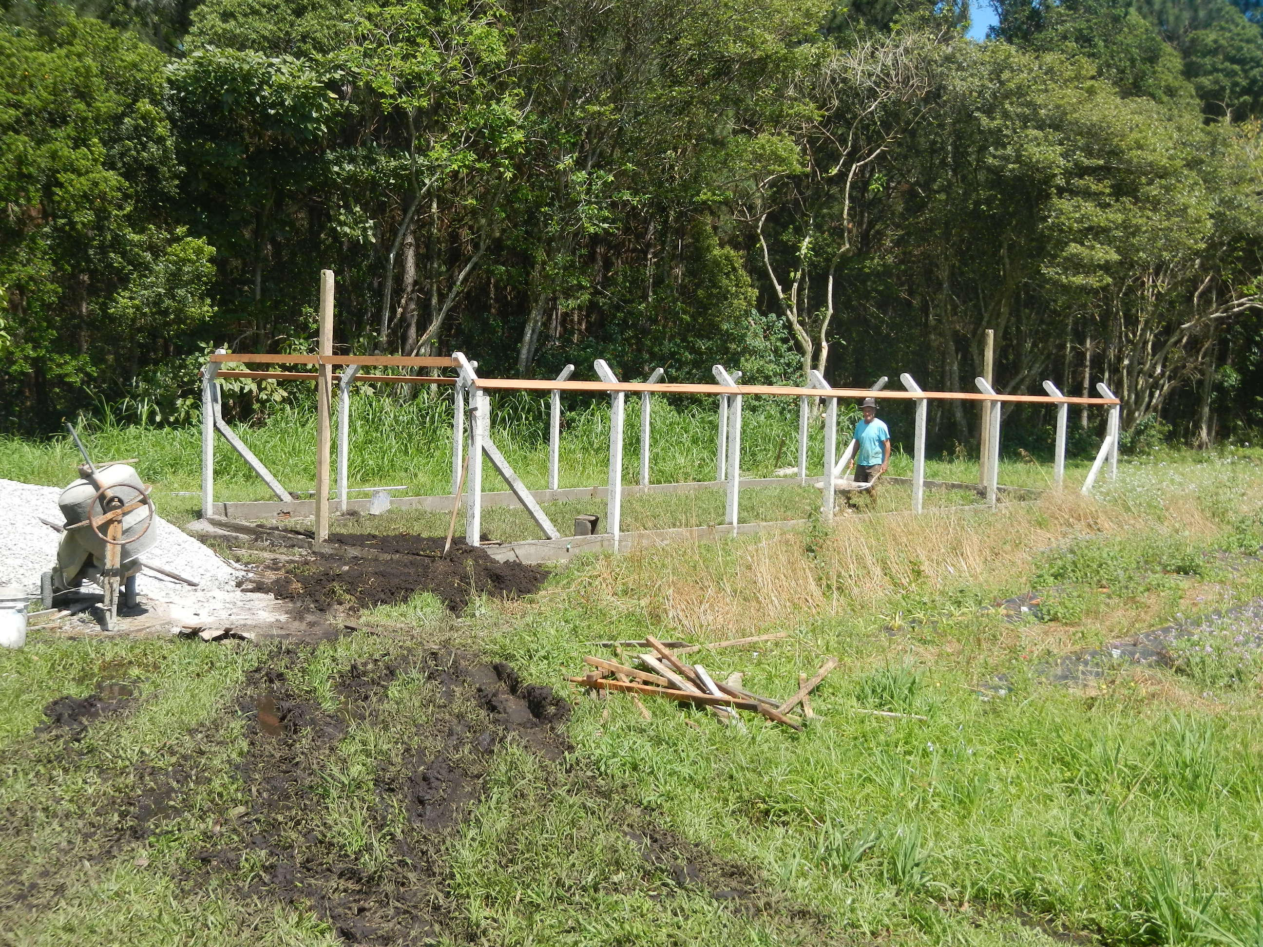 20141002 Fazenda Construção Estufa nova atrás da horta 002.jpg