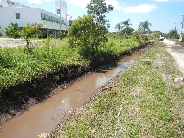 20141008 Fazenda Obras Manejo das Águas Vala entrada frente REMA.jpg