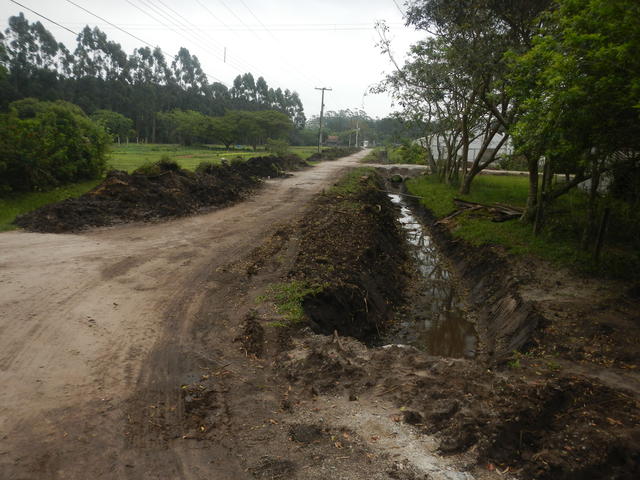 20141013 Fazenda Obras Manejo das Águas valas estrada entrada.jpg