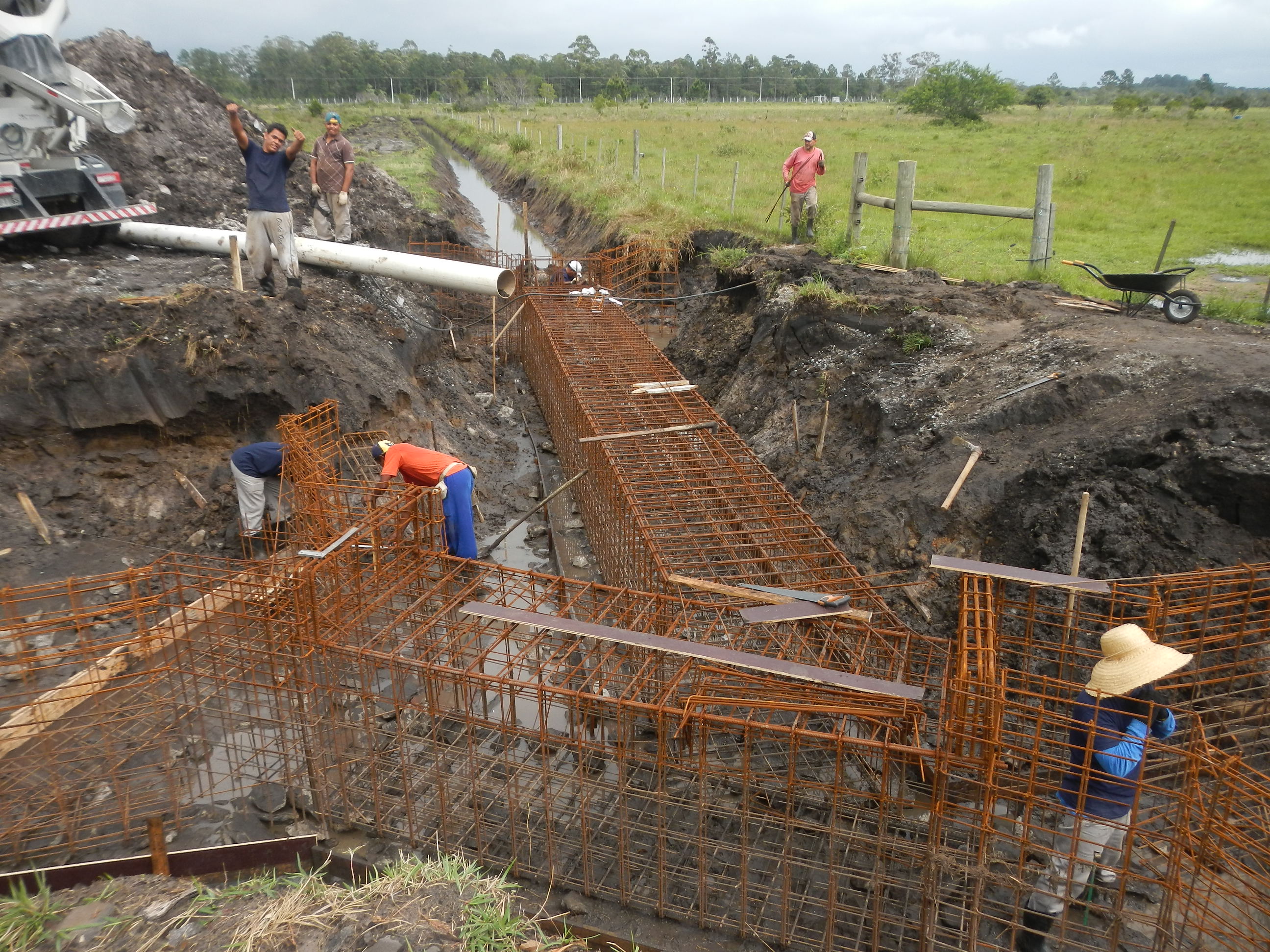 20141015 Fazenda Obras Manejo das Águas valas Comporta estrada 004.jpg