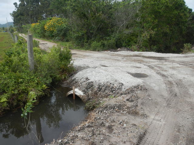 20141015 Fazenda Obras Manejo das Águas valas estrada meio 004.jpg