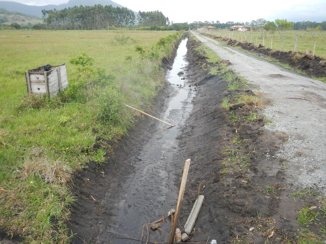 20141015 Fazenda Obras Manejo das Águas valas estrada meio 007.jpg